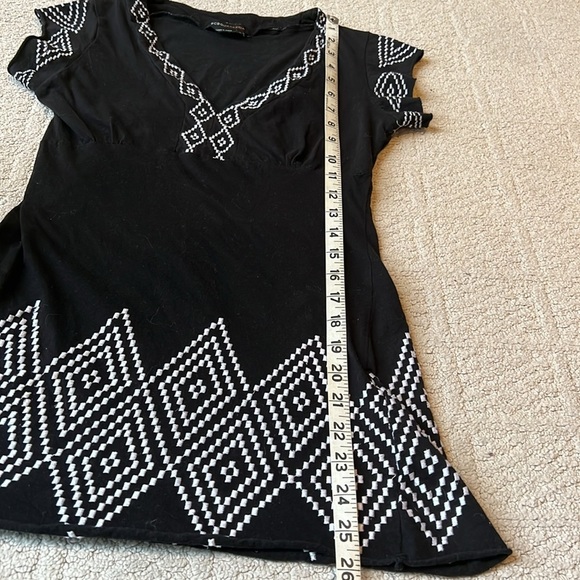 BCBGmaxazria black/white embroidered fitted short sleeve long top - Picture 11 of 11